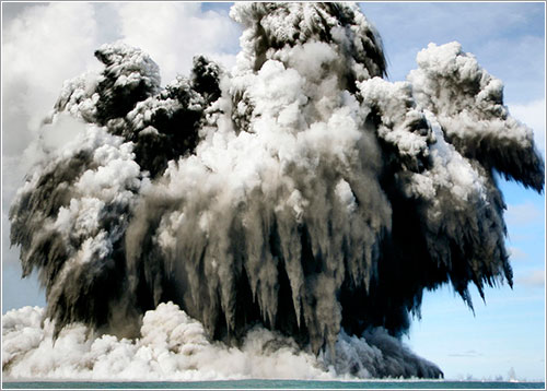 Volcan en erupción en Tonga