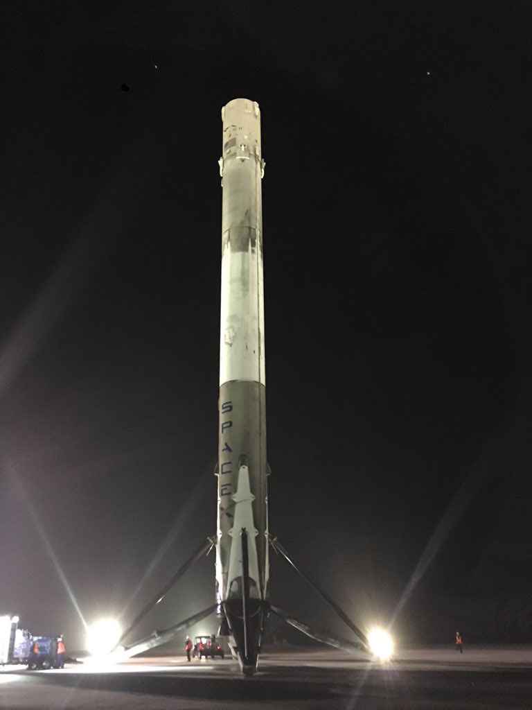 La primera etapa del Falcon 9 tras el aterrizaje