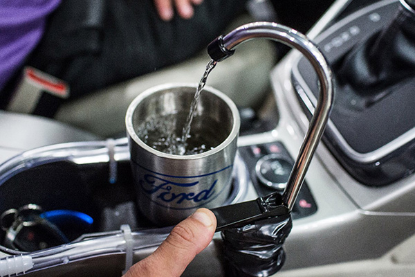 Un grifo en el coche para aprovechar el agua que produce el aire acondicionado