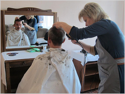 Hadfield cortándose el pelo