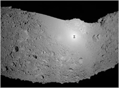 La sombra de la sonda sobre el asteroide Itokawa - ISAS/JAXA