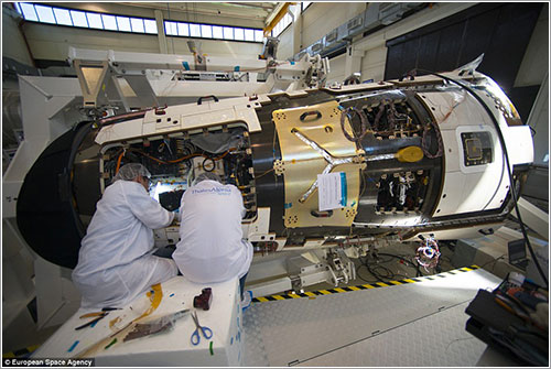 Técnicos de la ESA preparando el IXV para su lanzamiento