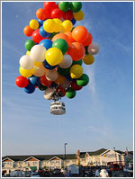 100 globos de helio, una silla y ¡a volar!