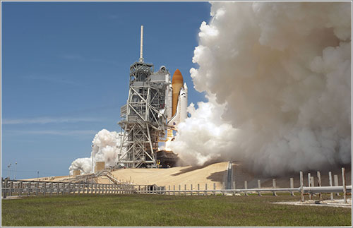 Atlantis despegando en la misión STS-132 - NASA