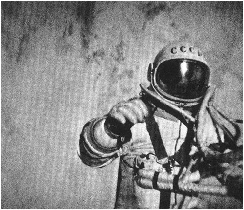 Leonov durante su paseo espacial