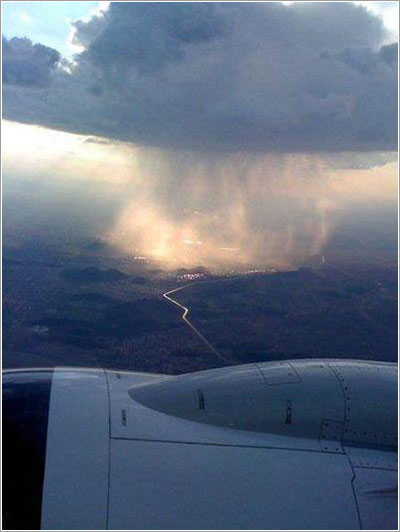 Lluvia desde la ventanilla de un avión