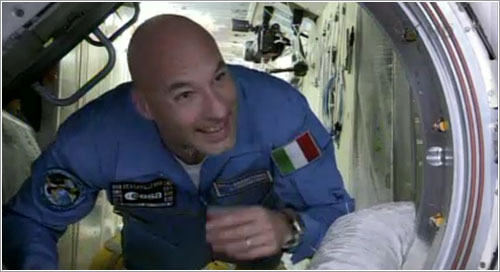 Luca Parmitano entrando en la Estación Espacial Internacional