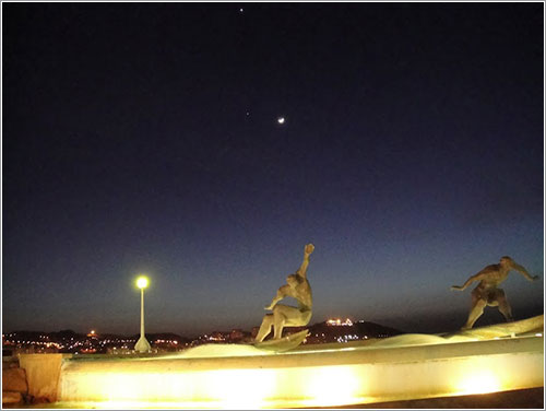 Luna, Júpiter, Venus y surferos por Pablo Becerra