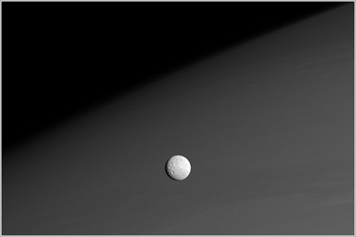 Mimas sobre Saturno - NASA/JPL/SSI)