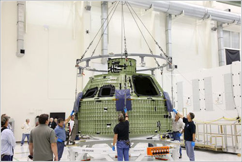 La Orión EFT-1 siendo descargada en el KSC - NASA