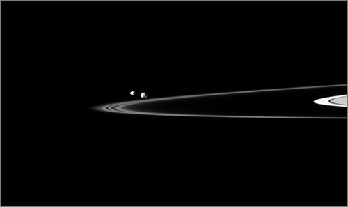 Pandora y Epimeteo sobre el anillo F