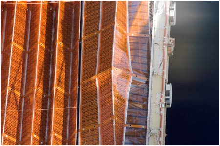 Paneles solares del segmento P6 en proceso de plegado © NASA