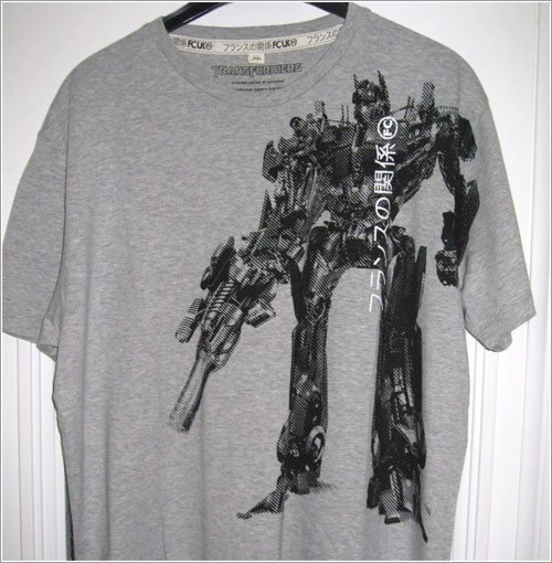 Peligrosa camiseta transformer por Brad Jayakody