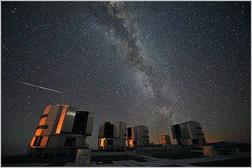 Las Perseidas de 2010 sobre el VLT - ESO/S. Guisard