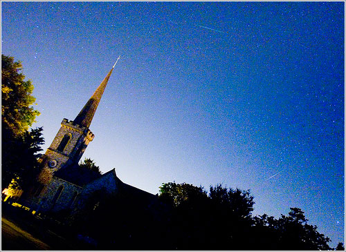 Las perseidas sobre la iglesia Stanmer