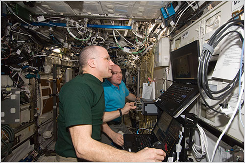 Pettit y Kuipers entrenándose para la llegada de la Dragon - NASA