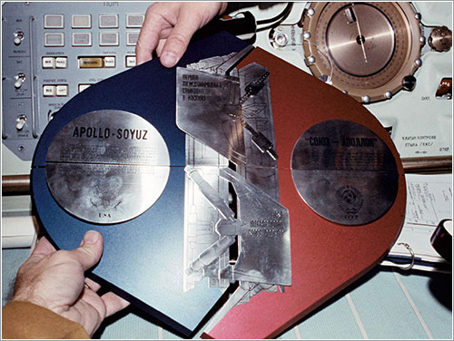 Placa conmemorativa del ASTP - NASA