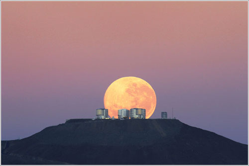 Puesta de Luna tras el VLT