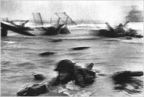 Playa Omaha, en las proximidades de Collevile-Sur-Mer, 6 de junio de 1944 © Cornell Capa