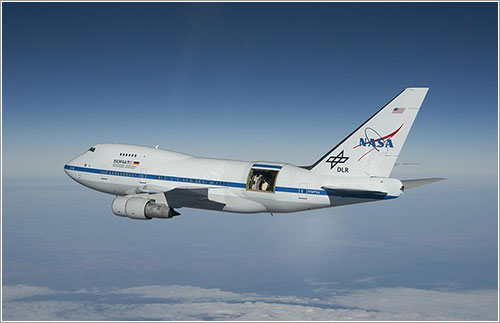 SOFIA en vuelo con la puerta del telescopio abierta