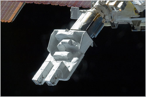El SSOD en el extremo del brazo robot - NASA