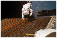 Bob Curbeam trabajando en el panel solar rebelde del segmento P6 de la ISS © NASA