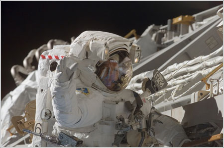 Steve Swanson saluda a la cámara durante el cuarto paseo espacial de la misión / NASA