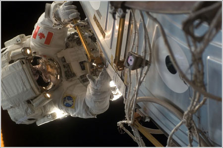 Dave Williams durante el cuarto paseo espacial de la misión