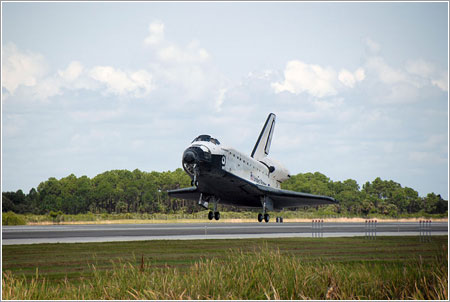 El Endeavour a punto de tomar tierra / NASA