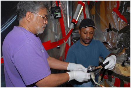 Preparando el conector para su envío a Marshall - NASA/George Shelton