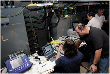 Trabajadores de la NASA realizando pruebas - NASA/Kim Shiflett