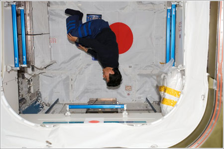 Takao Doi en el módulo Japanese Logistics Module - Pressurized Section del laboratorio Kibo