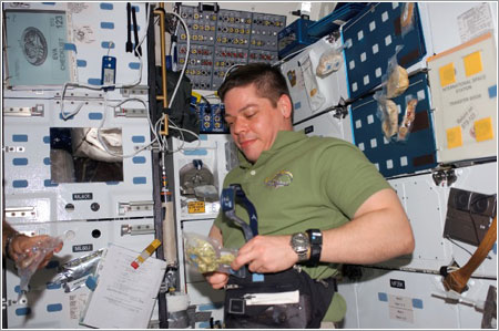 Robert L. Behnken abriendo un paquete de comida