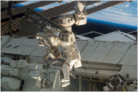 Rick Linnehan trabajando en el ensamblado de Dextre