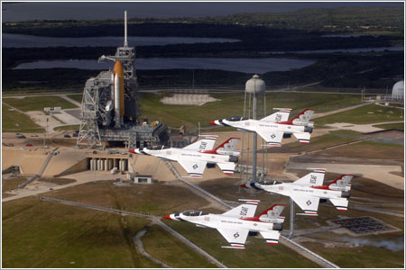 Los Thunderbirds dan una pasada de saludo al Endeavour