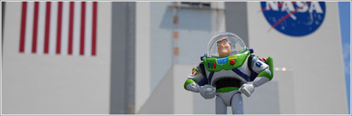 Buzz Lightyear frente al Edificio de ensamblado de Vehículos - NASA TV