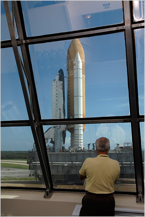 Atlantis camino de la plataforma de lanzamiento - NASA/Kim Shiflett