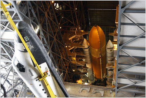 Atlantis en el VAB - NASA