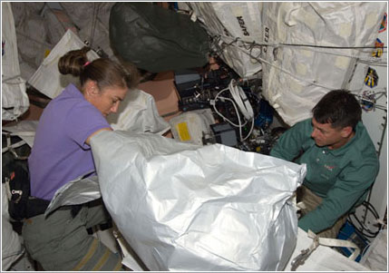 Heidemarie Stefanyshyn-Piper y Shane Kimbrough trabajando - NASA