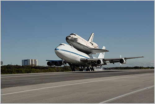 SCA y Endeavour aterrizando - NASA / Kim Shiflett