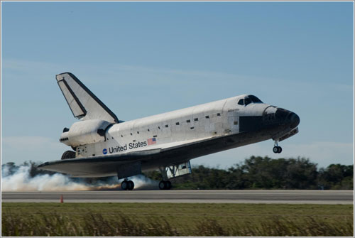 Atlantis aterrizando - NASA/Jack Pfaller