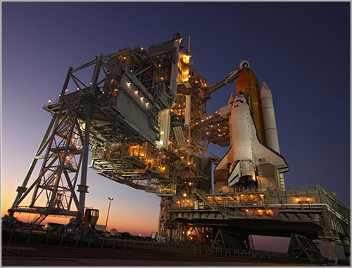 Atlantis en la plataforma de lanzamiento - NASA/Troy Cryder