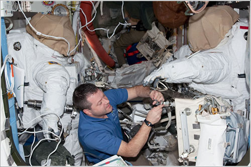 Patrick trabajando en los trajes espaciales - NASA