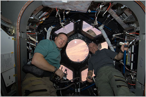 Terry Virts y Jeffrey Williams en la Cúpula -NASA