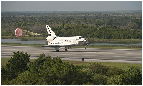 El Discovery aterrizando - NASA/Bill Ingalls