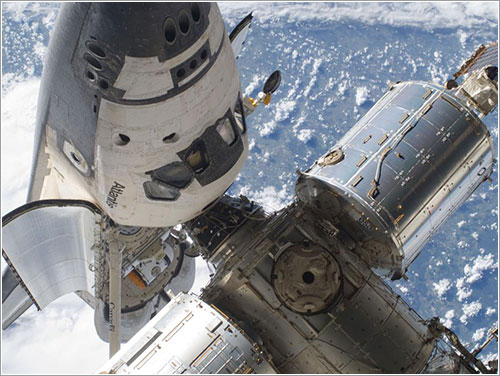 Atlantis atracado en la ISS - NASA