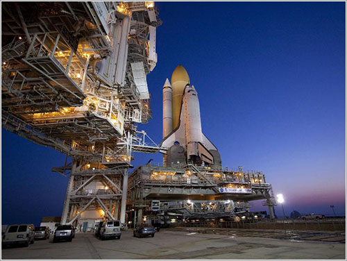 Atlantis en la plataforma de lanzamiento - NASA/Jack Pfaller