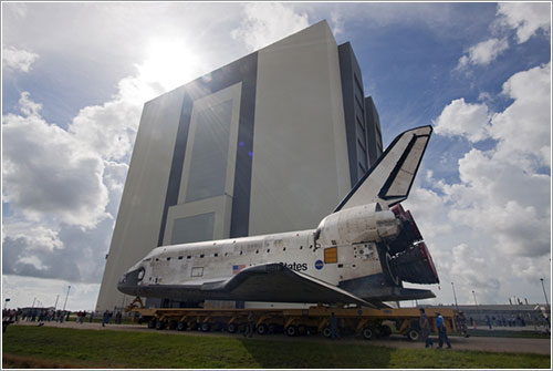 El Discovery durante su traslado al VAB - NASA/JAck Pfaller