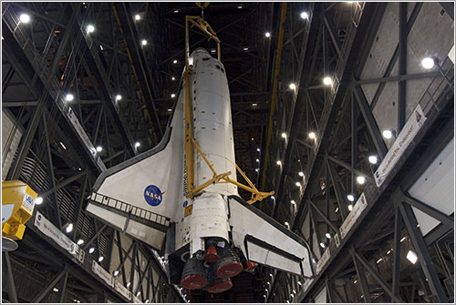 El Discovery siendo levantado dentro del VAB - NASA/JAck Pfaller