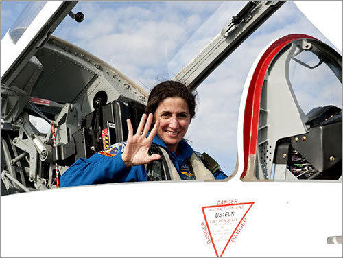 Nicole Stott saludando a su llegada al KSC - NASA/Kim Shiflett